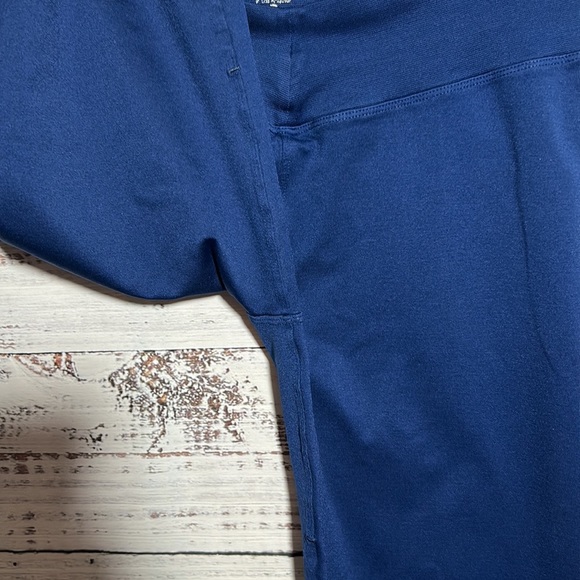 NUX Women's Solid Navy/Blue V-Crop Mid-Rise
Pull-On Crop Leggings XL - Picture 7 of 12